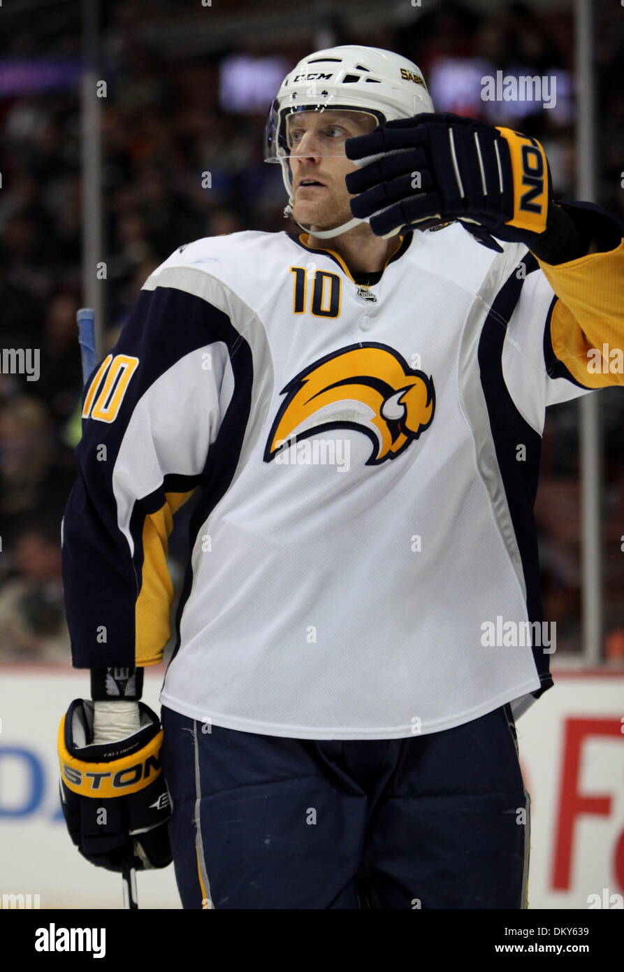 Jan 19, 2010 - Anaheim, Californie, USA - Sabres de Buffalo défenseur Henrik Tallinder de Suède est photographié au cours d'un match de hockey contre les Ducks d'Anaheim au Honda Center. (Crédit Image : © Mark Samala/ZUMA Press) Banque D'Images
