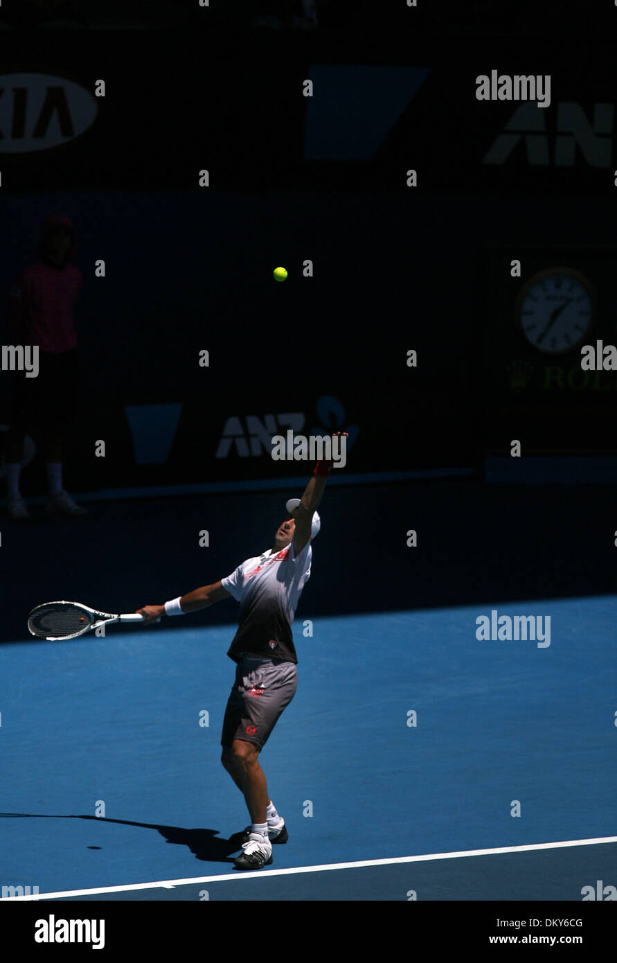 Jan 21, 2010 - Melbourne, Victoria, Australie - le joueur de tennis NOVAK DJOKOVIC (SRB) bat Marco Chiudinelli (SUI) 3-6, 6-1, 6-1, 6-3 lors de la deuxième ronde de l'action à l'Open d'Australie 2010. (Crédit Image : © MM Images/ZUMA Press) Banque D'Images