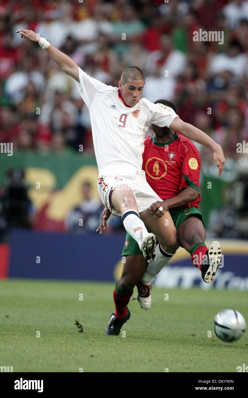 FERNANDO TORRES ET JORGE ANDRADE.ESPAGNE / PORTUGAL.ESPAGNE / PORTUGAL EURO 2004.JOSE ALVALADE STADIUM, LISBONNE, PORTUGAL.20/06/2004.DIG24659.K47873.WORLD CUP 2006 APERÇU Banque D'Images