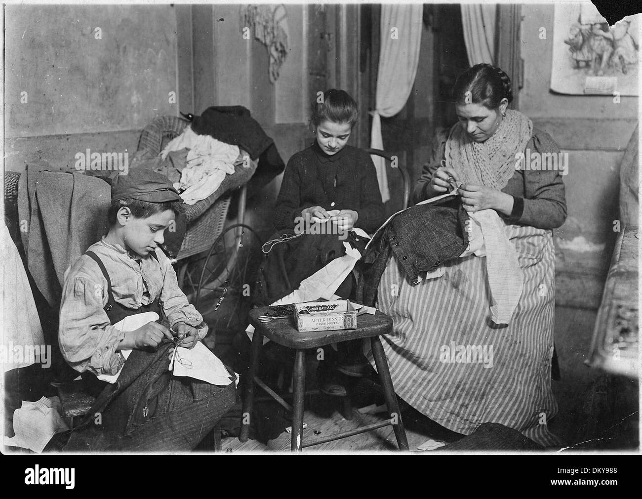 Mme Battaglia, Tessie (âge - 12 ans), Tony (âge - 7 ans), 170, rue du mûrier chambre arrière, 5ème étage. Vêtement... 523065 Banque D'Images