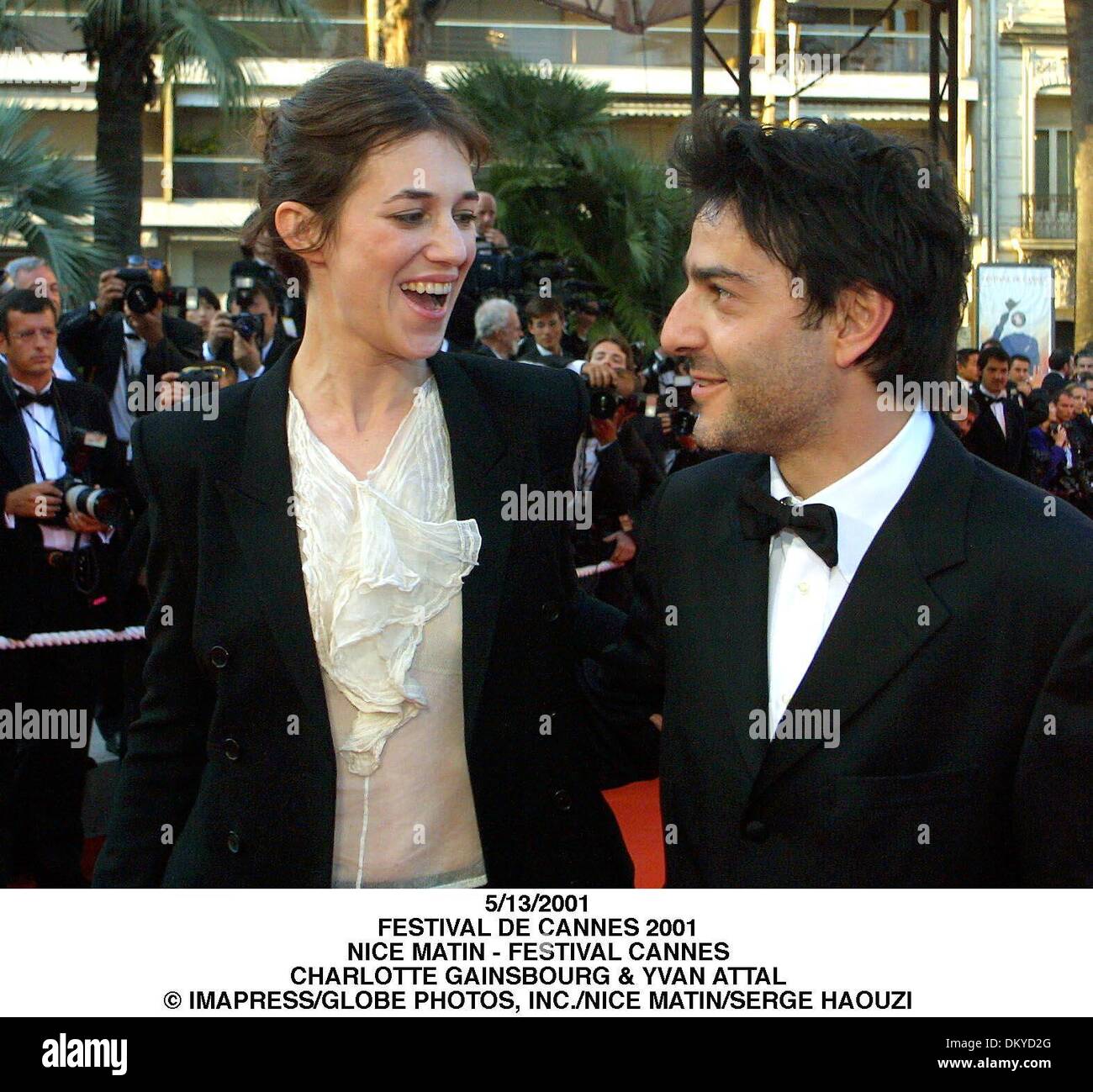 22 mai 2001 - 5/13/2001.FESTIVAL DE CANNES 2001.NICE MATIN - FESTIVAL CANNES.Charlotte Gainsbourg & Yvan Attal.Â© IMAPRESS/ NICE MATIN/SERGE HAOUZI.(Image Crédit : © Globe Photos/ZUMAPRESS.com) Banque D'Images