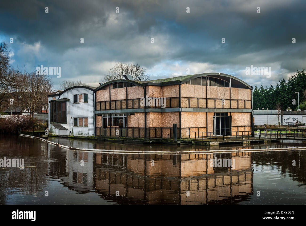 Cet unique hôtel flottant est situé à proximité du centre-ville de Northwich, Cheshire sur la rivière Weaver. On pense être unique. Banque D'Images