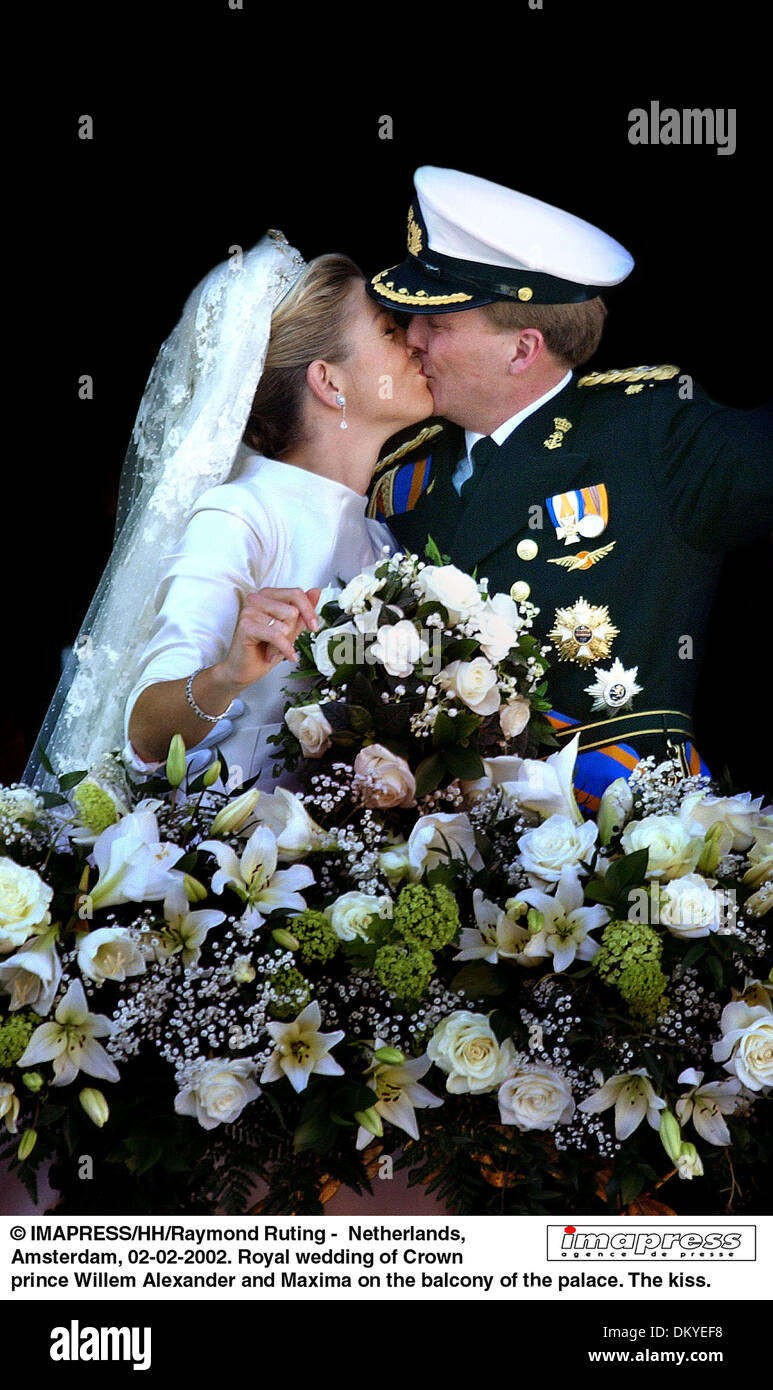 2 février 2002 - Amsterdam, NL - Â© IMAPRESS/HH/Raymond Ruting - Pays-Bas, Amsterdam, 02-02-2002. Mariage du Prince Willem Alexander et maximales sur le balcon du palais. Le baiser.. Raymond Ruting Hollandse Hoogte/..**niet voor publicatie dans dagbladen en niet voor publicatie in Nederland voor 05-02-2002**.Prins Willem Alexander en prinses maxima de coups de rondje bée Banque D'Images