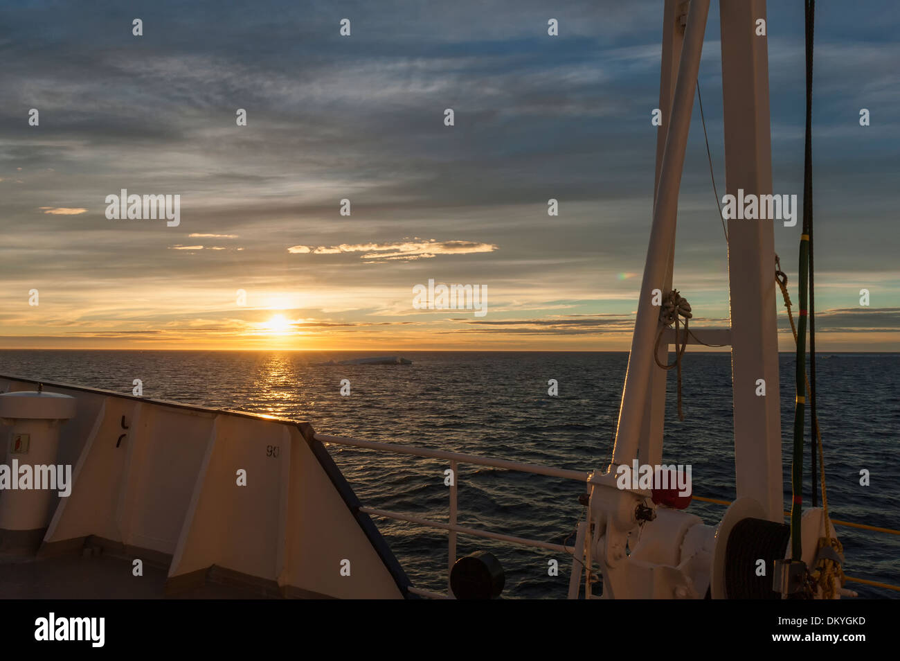 Bateau naviguant sur le soir, la lumière de la mer de Chukchi, Extrême-Orient russe Banque D'Images