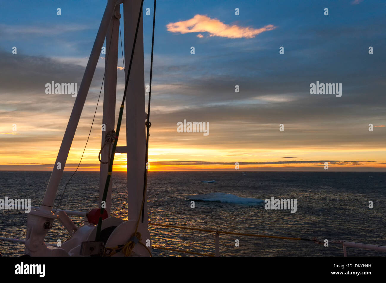 Bateau naviguant sur le soir, la lumière de la mer de Chukchi, Extrême-Orient russe Banque D'Images