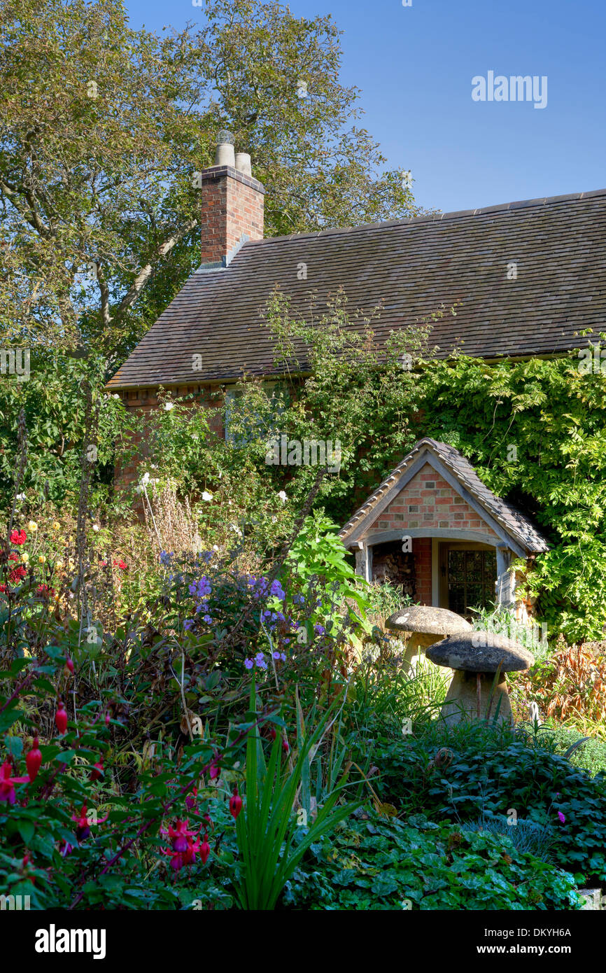 Joli chalet avec jardin plein de fleurs, Warwickshire, en Angleterre. Banque D'Images