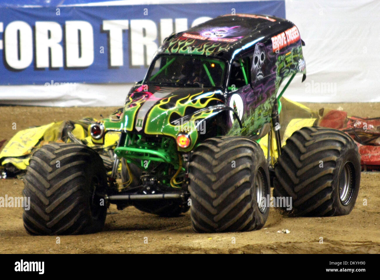 16 janvier 2010 - Detroit, Michigan, États-Unis - 16 janvier 2010 : les pneus du Grave Digger aplatir pour montrer la quantité de force absorbée par un atterrissage. Monster Jam a eu lieu au Ford Field de Detroit, Michigan. (Crédit Image : © Alan Ashley/ZUMApress.com) Southcreek/mondial Banque D'Images