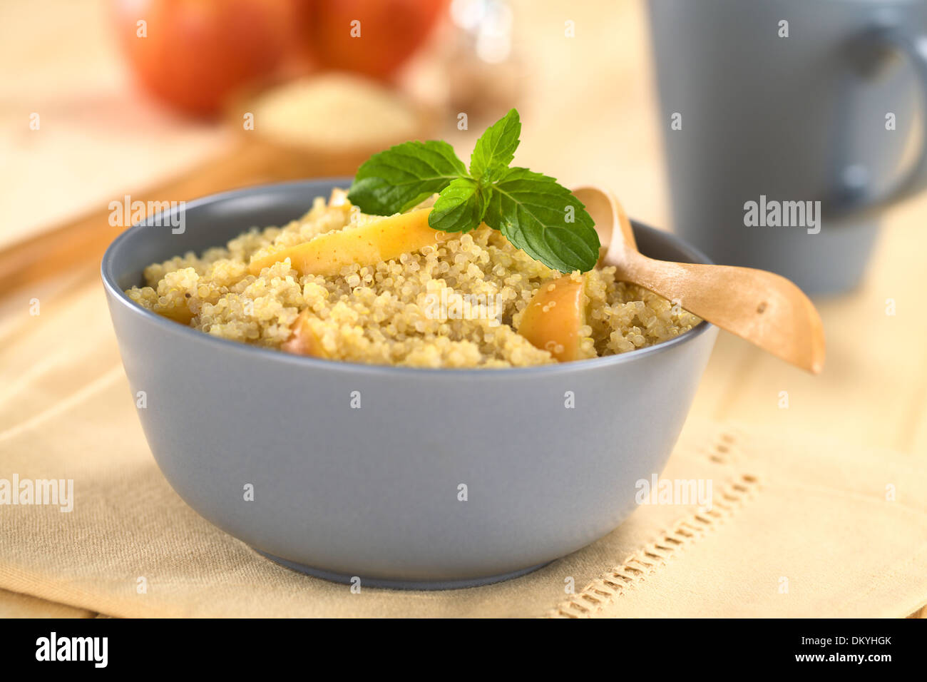 Porridge au quinoa avec apple et la cannelle, qui est un petit-déjeuner traditionnel, garni de feuilles de menthe Banque D'Images