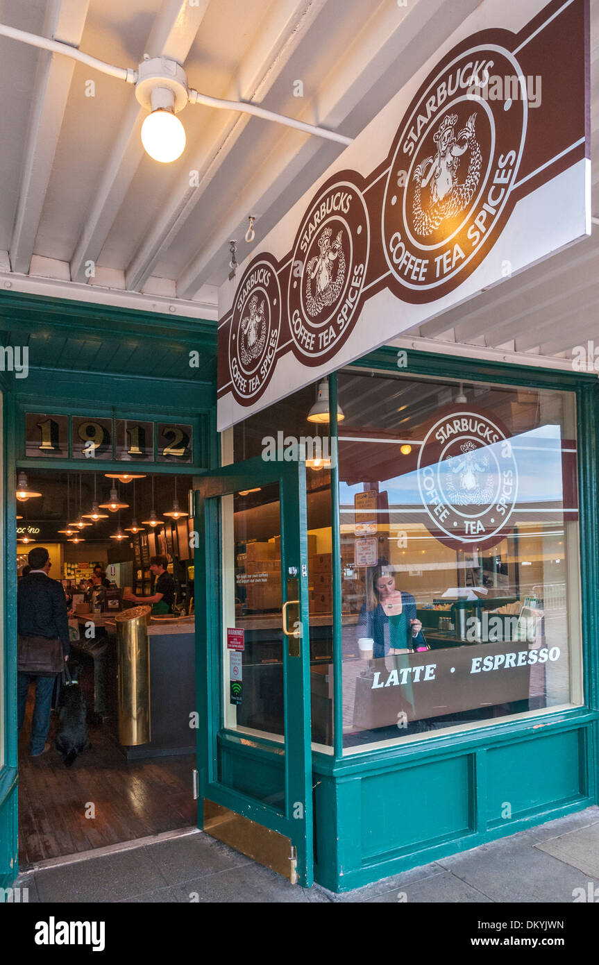 Washington, Seattle, Pike Place Market, original Starbucks Café Zimmermann, 1971 emplacement ouvert Banque D'Images