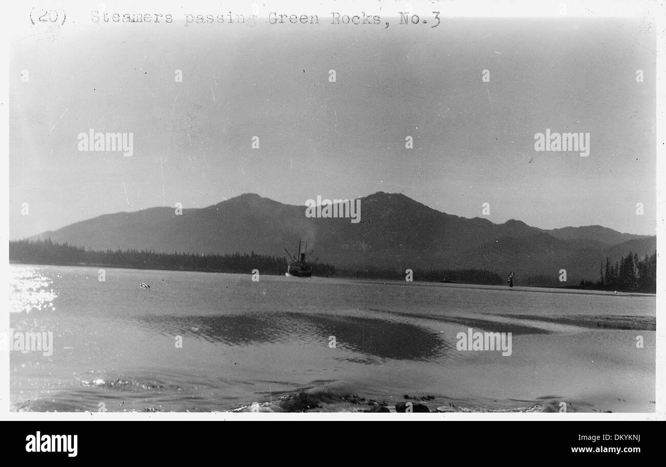 Une vue du port de Wrangell en Alaska, montrant des bateaux à vapeur passant devant Green Rocks, no 3. Le port est une voie navigable clé pour le transport maritime et offre des vues panoramiques sur la côte. Banque D'Images