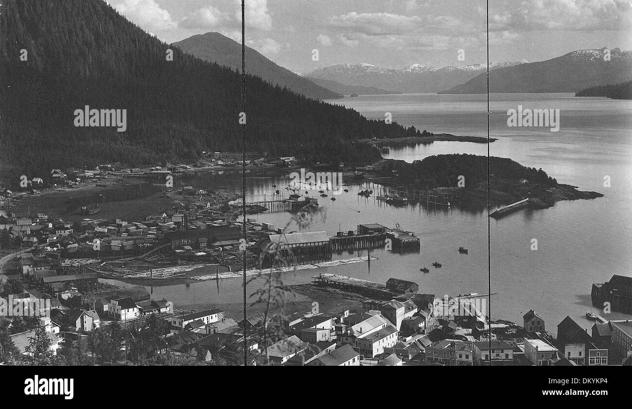 Une vue du port de Wrangell en Alaska, montrant le port intérieur à marée basse, révélant le recul de l'eau et exposant des parties du fond du port. Banque D'Images