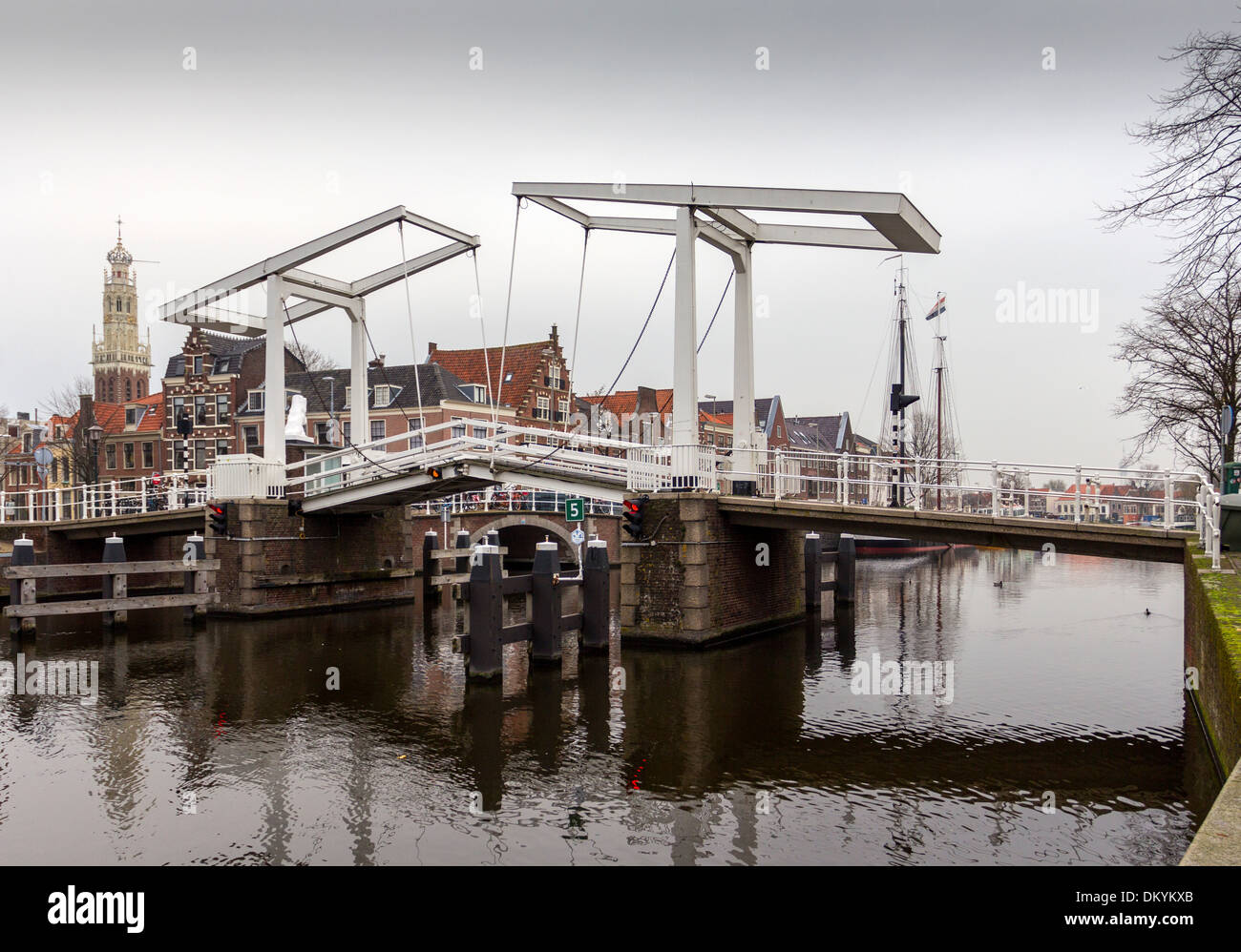 GRAVESTENEBRUG pont enjambant une rivière bordée d'ARBRES DANS LE CENTRE DE HAARLEM EN HOLLANDE SPAARNE Banque D'Images