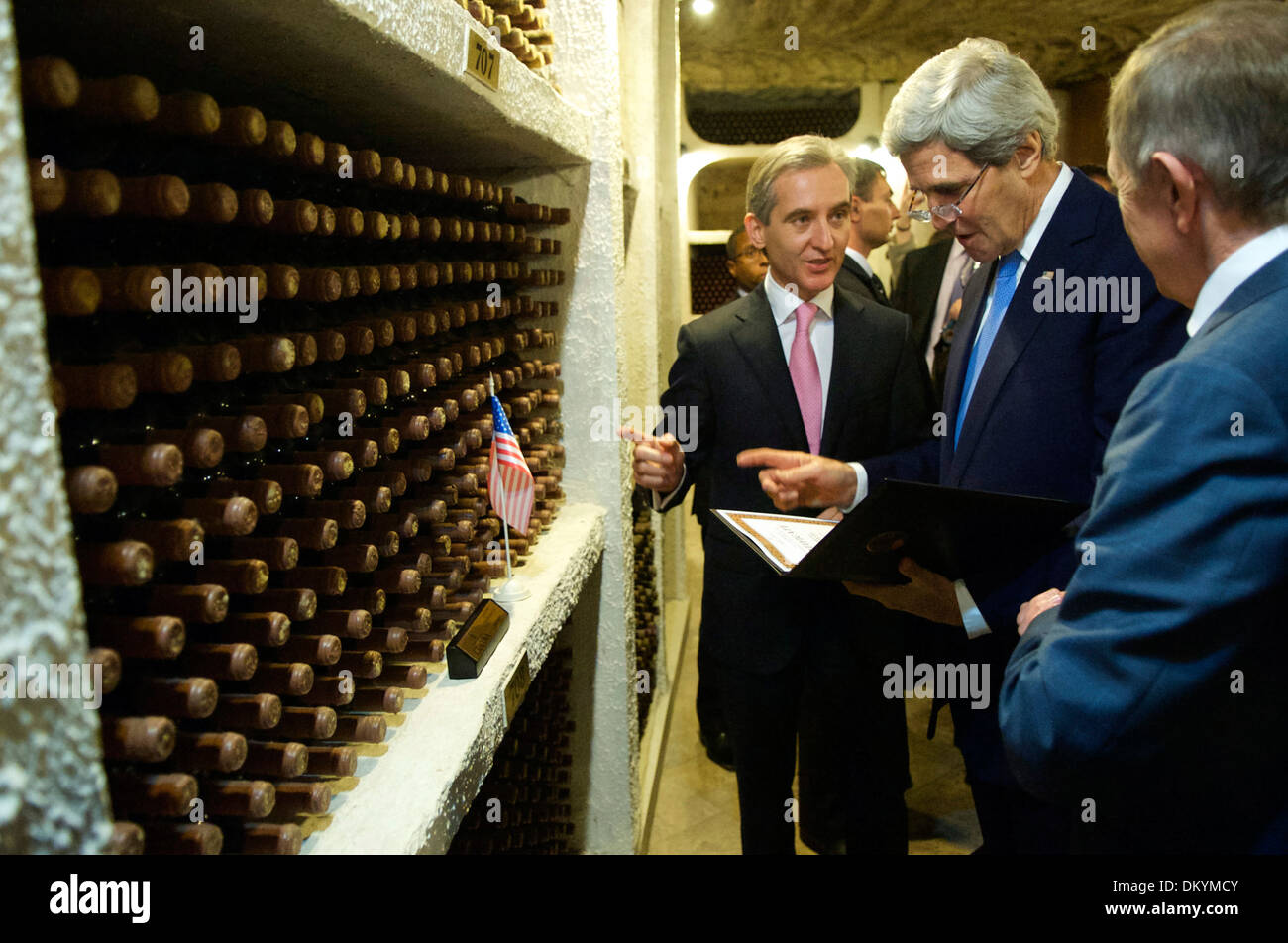 Kerry secrétaire examine un certificat comme moldaves, désigner un bac de vin en son honneur Banque D'Images