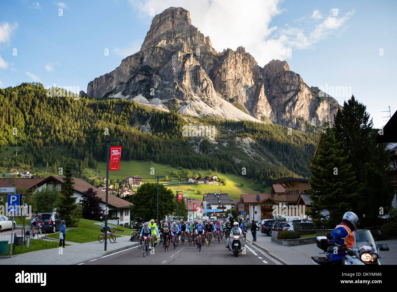Pack de cyclistes roulent par une montagne au cours de la-Maratona dles Dolomites course en Italie, 2013 Banque D'Images