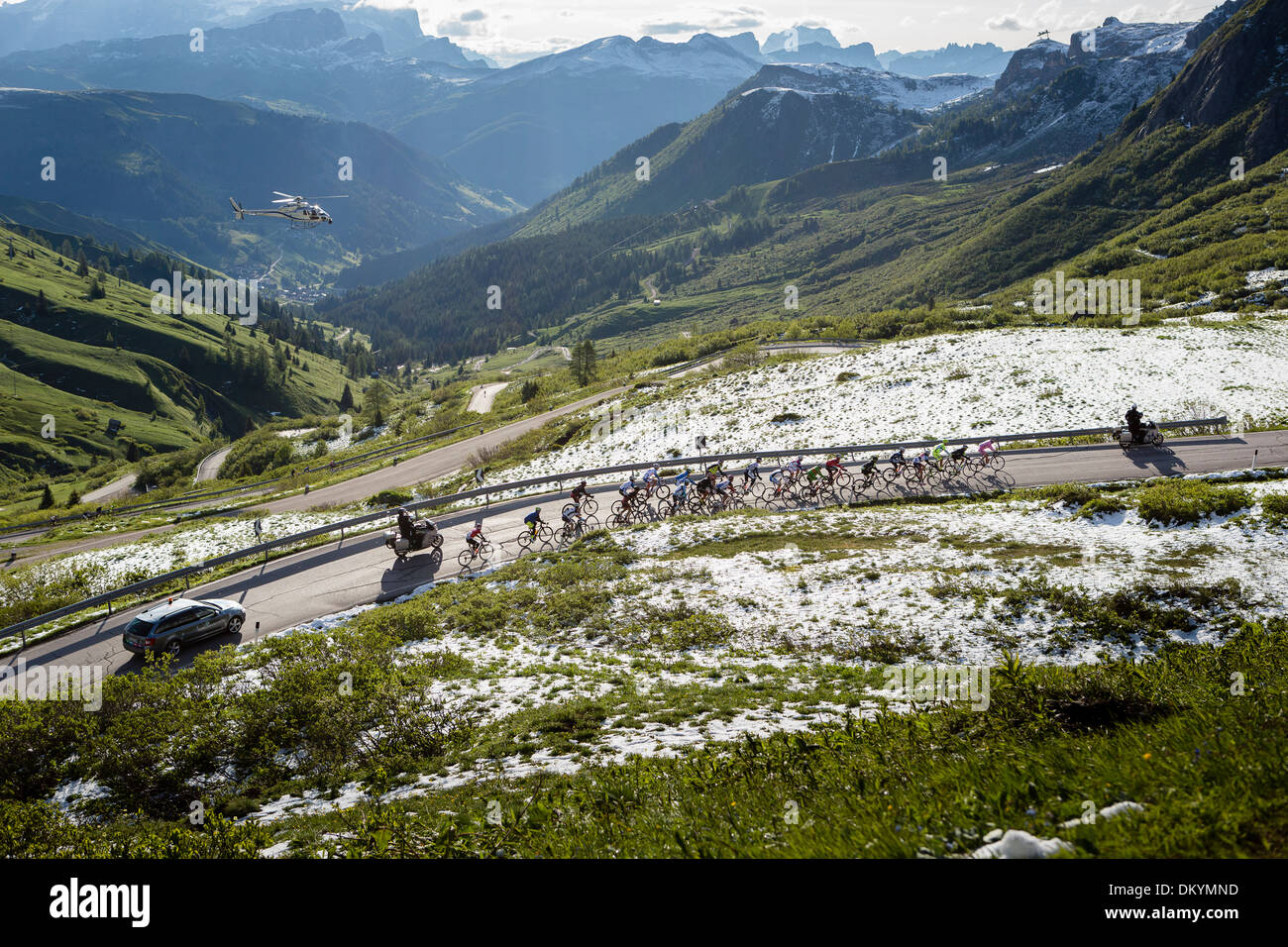 Pack de cyclistes roulent par une montagne au cours de la-Maratona dles Dolomites course en Italie, 2013 Banque D'Images