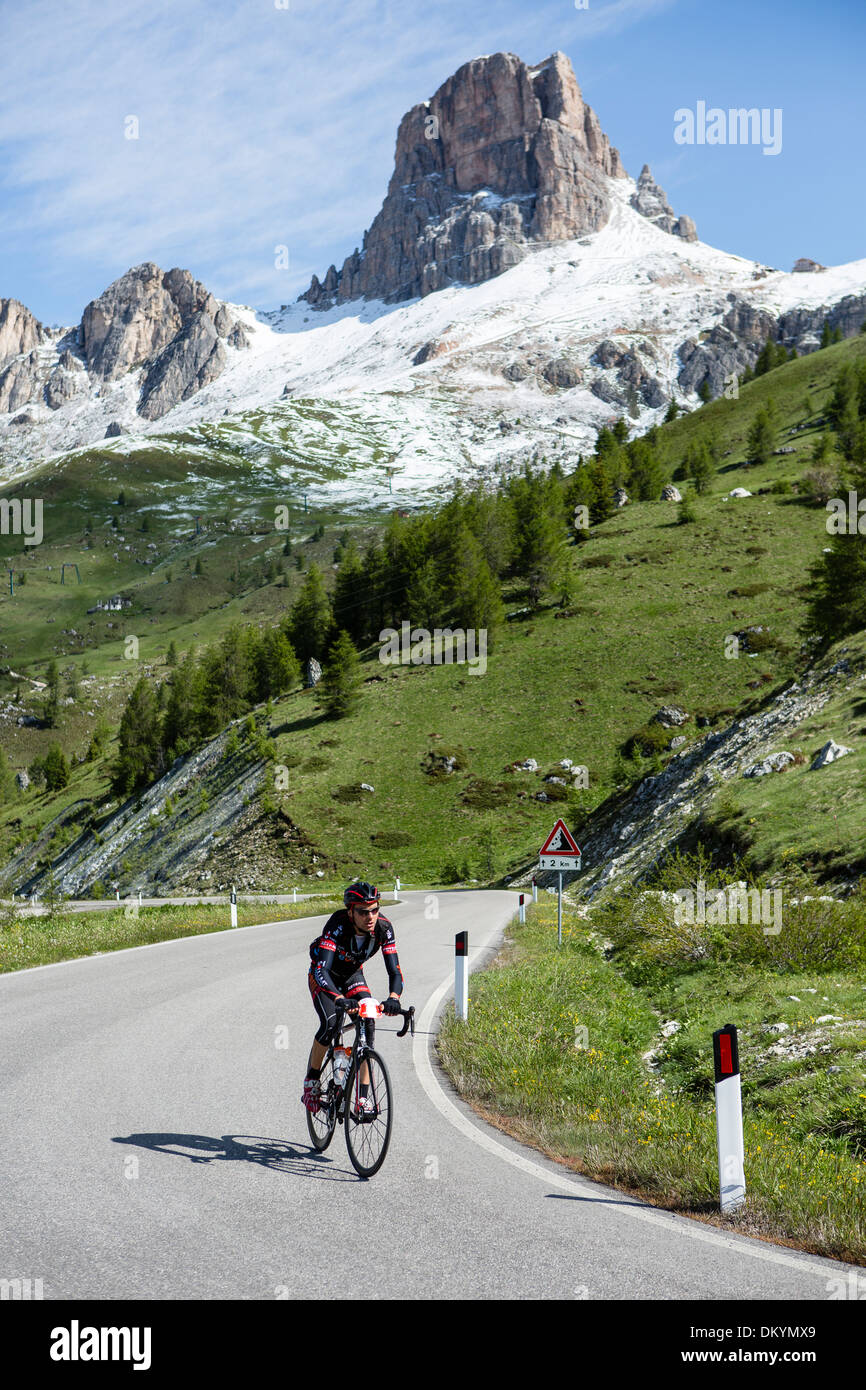 Au cycliste-Maratona dles Dolomites, Italie Banque D'Images
