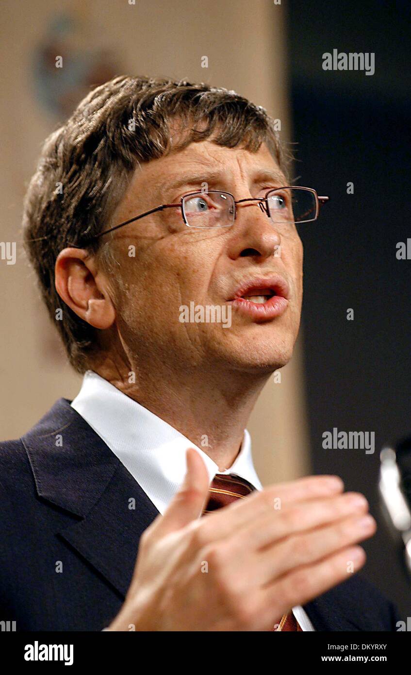 18 septembre 2002 - New York, NEW YORK - Bill Gates en tant que co-fondateur de la Fondation Bill & Melinda Gates PARTICIPE À LA REVUE TIME SOMMET MONDIAL DE LA SANTÉ ET PARLE LORS D'UNE CONFÉRENCE DE PRESSE AVEC ÉDITEUR , JIM KELLY AU JAZZ AT LINCOLN CENTER F.P. ROSE HALL LE 2 NOVEMBRE 2005 À NEW YORK New York, NEW YORK ANDREA RENAULT, Bill GATES.11-02-2005.K45800AR(Image Crédit : © Globe Phot Banque D'Images