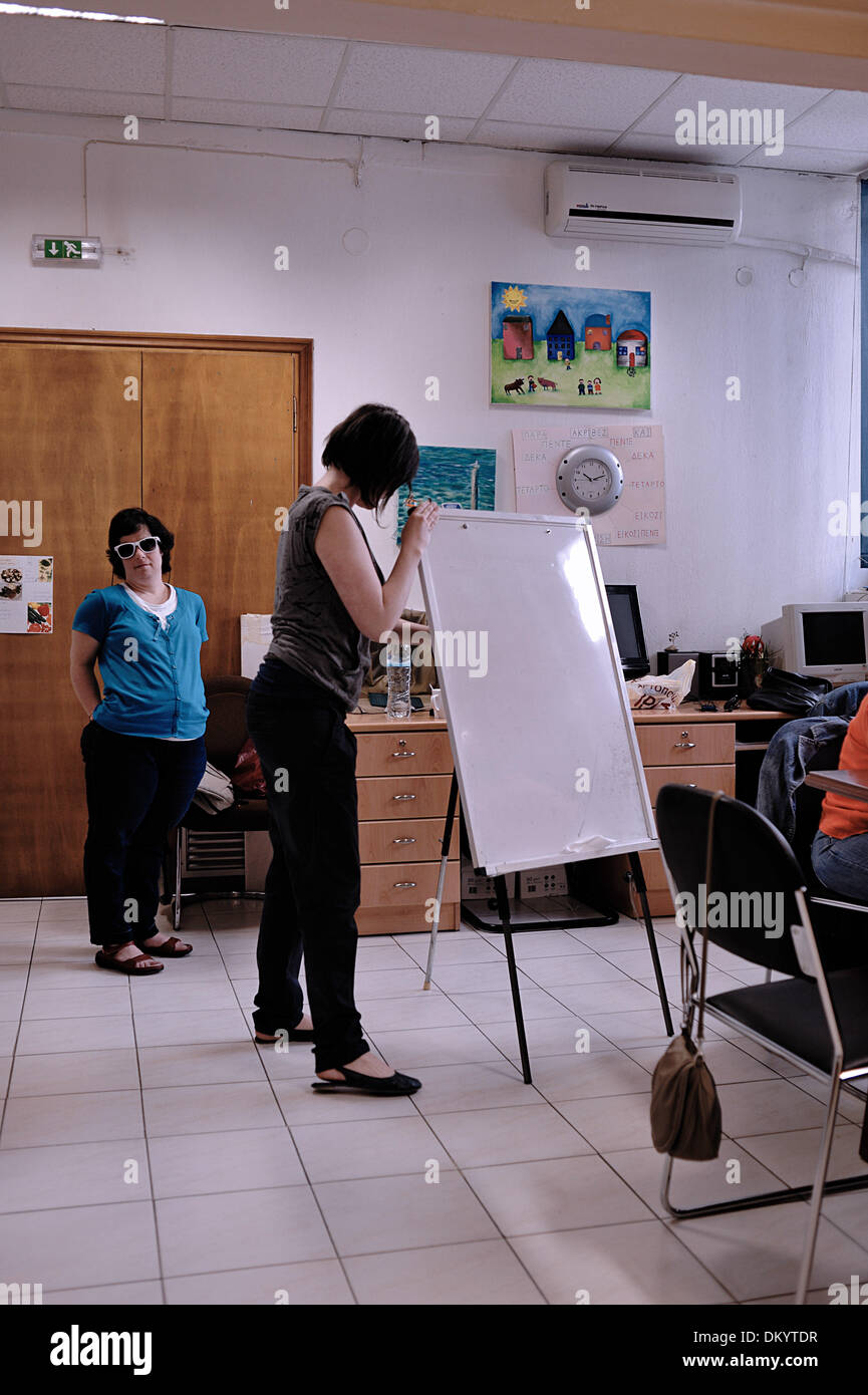 8 mai 2012 - Grèce - Pendant une leçon dans les installations de l'Hellenic Down Syndrome Association. La trisomie 21 ou communément connu sous le nom de syndrome de Down est une anomalie génétique dans lequel un enfant est né avec une copie supplémentaire du chromosome 21. Les personnes atteintes du syndrome de Down ont une caractéristique gamme de caractéristiques physiques et les déficiences intellectuelles. Certaines de ces caractéristiques physiques sont réduites du tonus musculaire, des yeux que la pente vers le haut et vers l'extérieur, leur Palm ne peut avoir qu'un creux à travers elle, un poids inférieur à la moyenne et de la longueur à la naissance. Ce projet a été créé dans les locaux de l'Hellenic Down Syndrom Banque D'Images