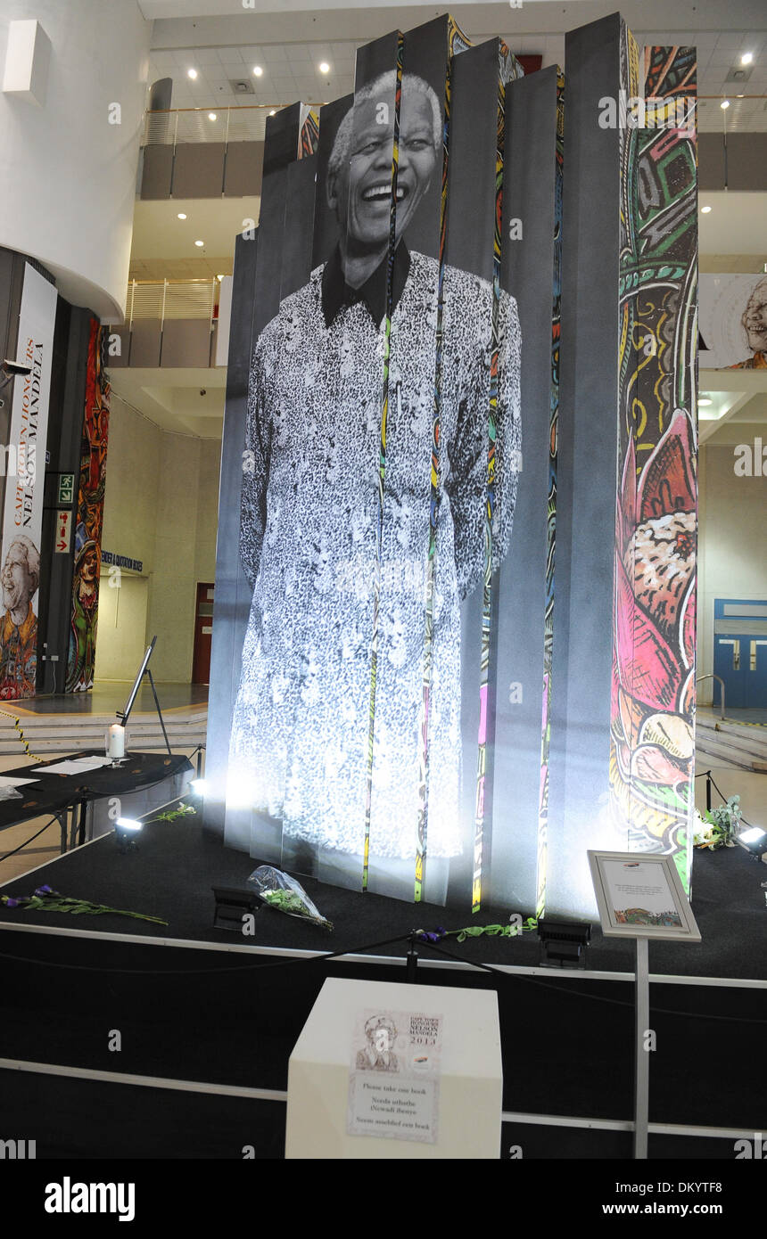 Cape Town, Afrique du Sud. Sep 8, 2013. La ville du Cap accueille une exposition photo de l'ancien Président Nelson Mandela dans le Civic Center à Cape Town, Afrique du Sud. Les visiteurs ont également placé des fleurs et messages de condoléances a écrit. Photo par Roger Sedres/ImageSA/Alamy Live News Banque D'Images