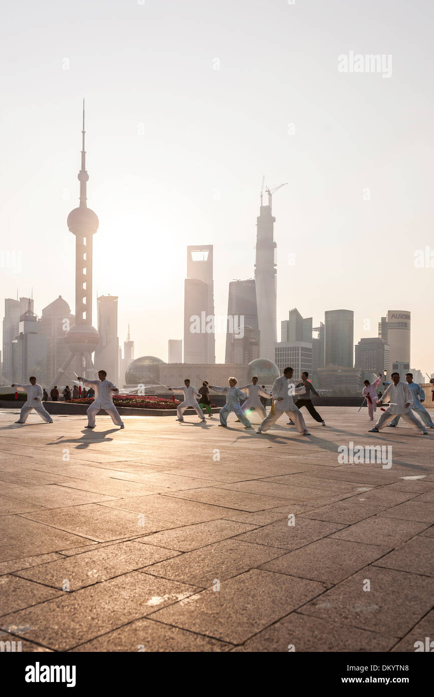 Les Chinois pratiquer le tai-chi, la promenade, le Bund, Shanghai, Chine Banque D'Images