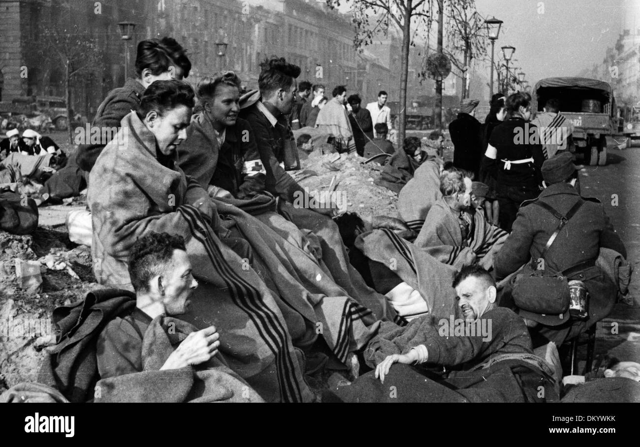 Les soldats blessés de la Wehrmacht allemande sont pris en charge par des infirmières de la Croix-Rouge à Unter den Linden à Berlin, en Allemagne, en avril/mai 1945. Fotoarchiv für Zeitgeschichte Banque D'Images