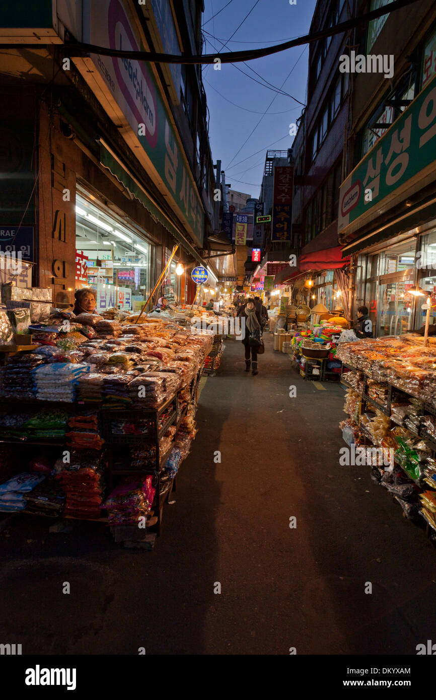 Les magasins traditionnels du marché de nuit - Séoul, Corée du Sud Banque D'Images