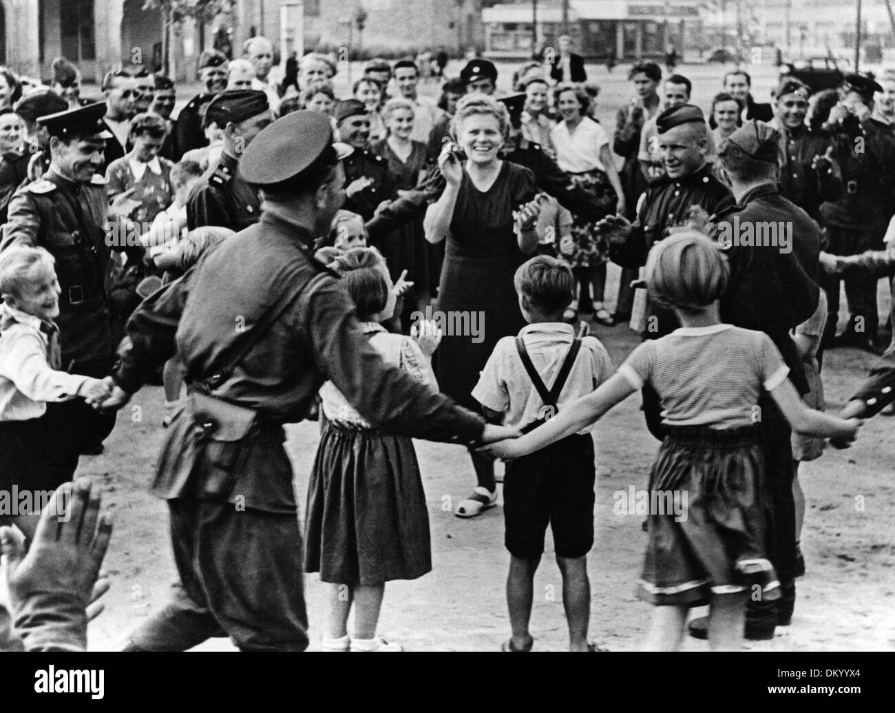 Après la fin de la guerre à Berlin en 1945 - rencontre détendue des occupants (soldats soviétiques) et occupés. Fotoarchiv für Zeitgeschichte Banque D'Images