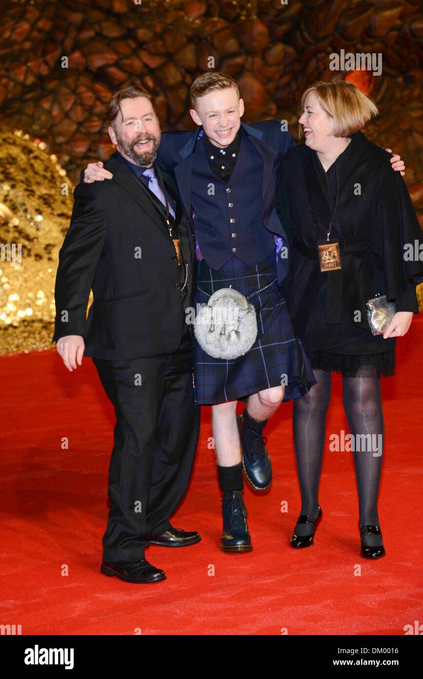 Berlin, Allemagne. 9Th Mar, 2013. John Bell avec ses parents à la première européenne du film Le Hobbit - la désolation de Smaug au Cinestar Cinema event au Sony Center sur la Potsdamer Platz à Berlin le lundi 09 décembre. Banque D'Images