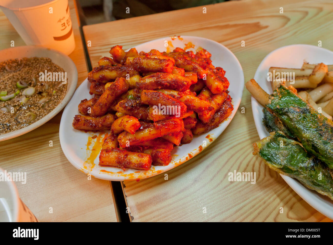 Gateau De Riz Coreen Et D Autres Grignotines Frites Tteokbokki Coree Du Sud Photo Stock Alamy