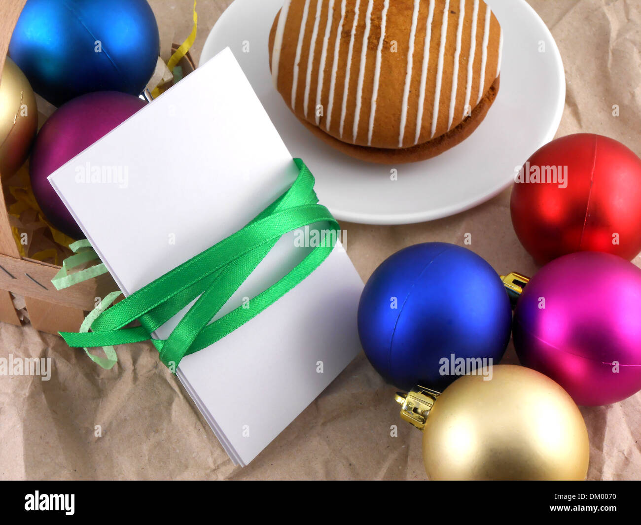 Gâteau avec des boules de noël et carte invitation blanc Banque D'Images