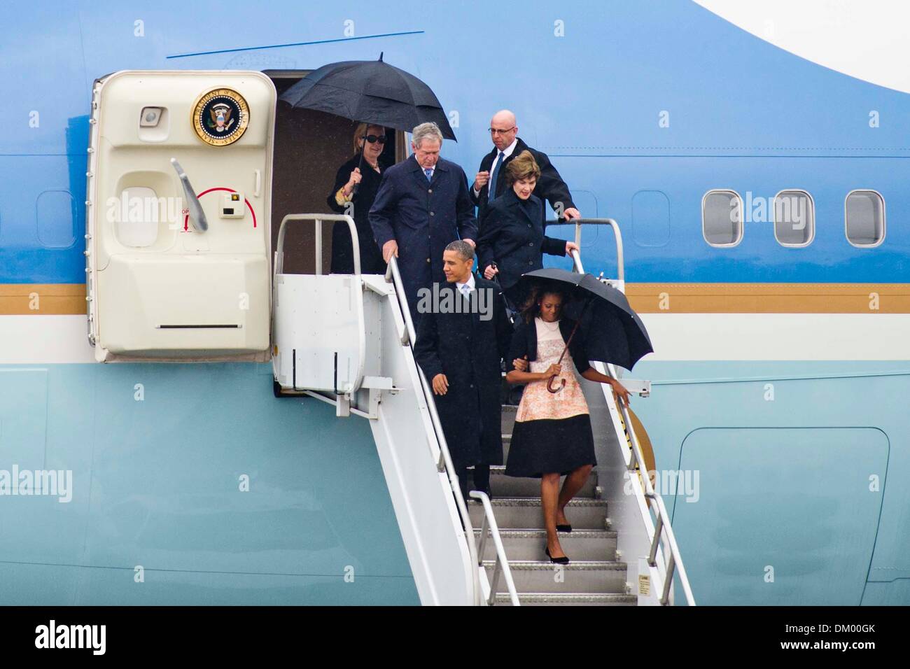Pretoria, Afrique du Sud. Dec 10, 2013. Le président américain Barack Obama, Michelle Obama, George W. Bush, Laura Bush et Hilary Clinton arrivent à la base aérienne de Waterkloof Airport le 10 décembre 2013 à Pretoria, Afrique du Sud. Les chefs d'État étrangers et des dignitaires se dirigent vers l'Afrique du Sud de l'ancien président Nelson Mandela's Funeral sur Décembre 15, 2013.Theana Breugem/Foto24/Gallo/Alamy Live News Banque D'Images