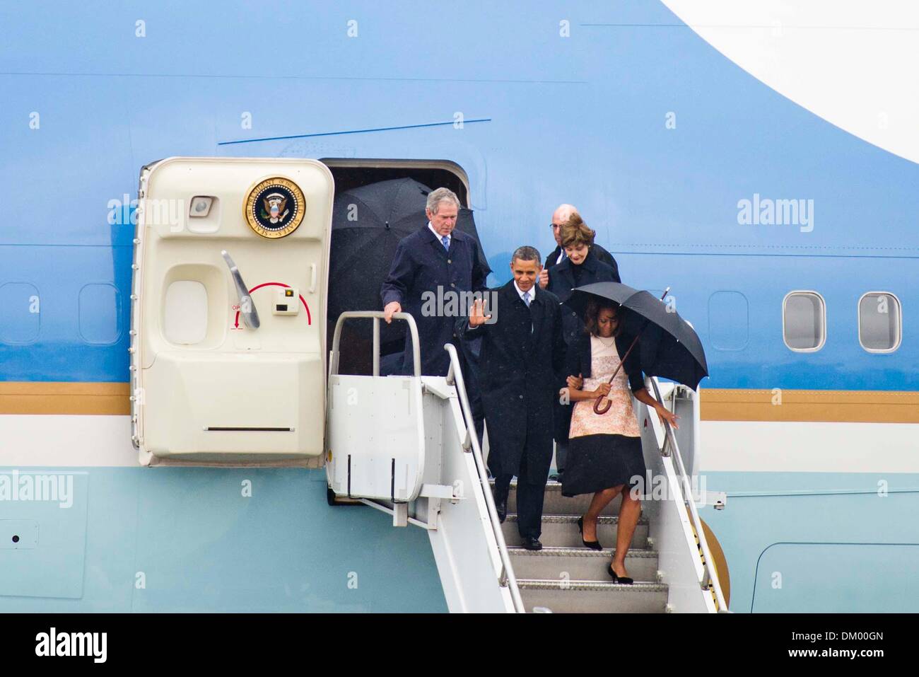 Pretoria, Afrique du Sud. Dec 10, 2013. Le président américain Barack Obama, Michelle Obama, George W. Bush, Laura Bush et Hilary Clinton arrivent à la base aérienne de Waterkloof Airport le 10 décembre 2013 à Pretoria, Afrique du Sud. Les chefs d'État étrangers et des dignitaires se dirigent vers l'Afrique du Sud de l'ancien président Nelson Mandela's Funeral sur Décembre 15, 2013.Theana Breugem/Foto24/Gallo/Alamy Live News Banque D'Images