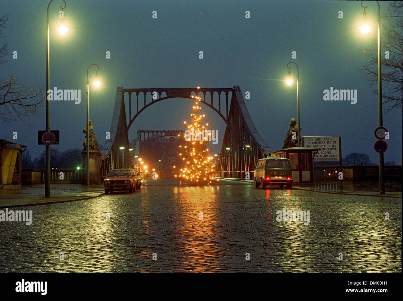 Un arbre de Noël est photographié à la Glienicker Brücke à Berlin Ouest en 1987. La frontière entre l'Est et l'Allemagne de l'Ouest est passé par le pont de sorte qu'il est impossible pour les gens de la franchir. Chaque année au moment de Noël, le gouvernement de Berlin Ouest mis en place un arbre de Noël. Photo : Paul Glaser Banque D'Images