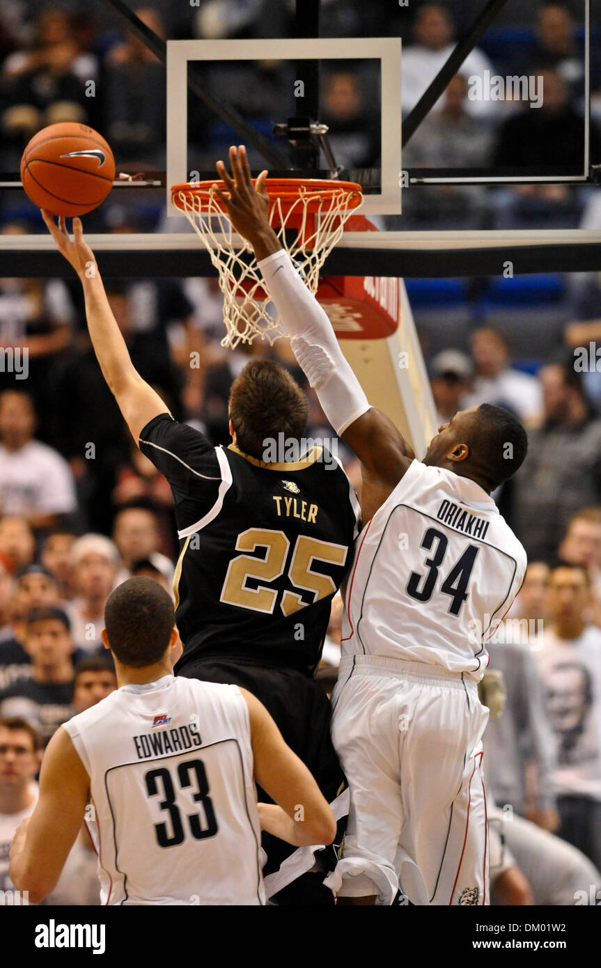 Le 20 décembre 2009 - Hartford, Connecticut, États-Unis - 20 décembre 2009 : le centre de la Floride A.J. Tyler (25) shoots autour de Virginia's Alex Oriakhi (34) au cours de l'action de jeu dans la seconde moitié. Connecticut défait Central Florida 60 - 51 tenue au Centre XL à Hartford, Connecticut. (Crédit Image : © Geoff Bolte/ZUMApress.com) Southcreek/mondial Banque D'Images