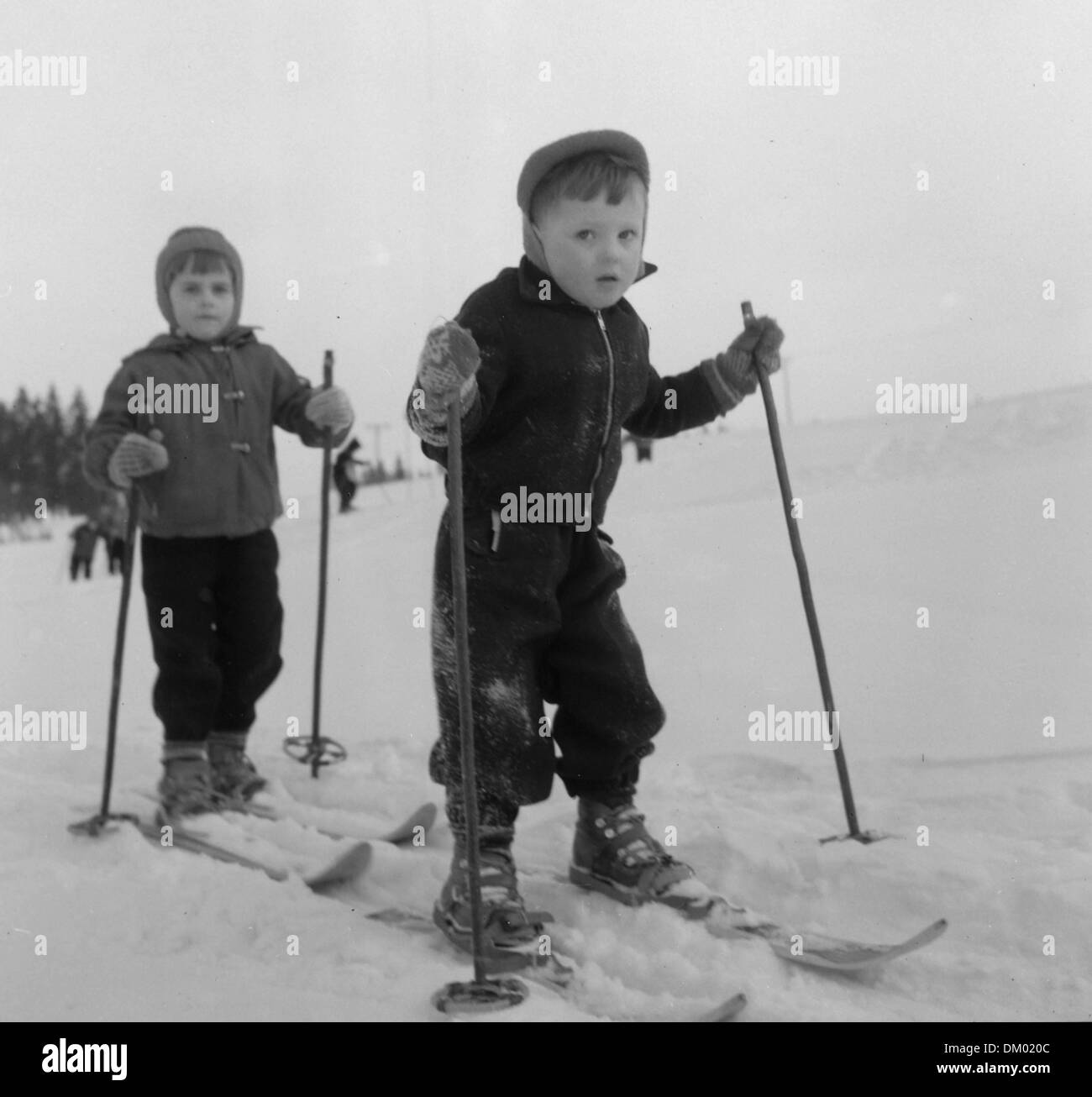 Les enfants de pratiquer le ski dans une classe dans la station de sports d'hiver, Lauscha undate photographie (1961), photographe inconnu. Photo : FSU-Fotozentrum Banque D'Images