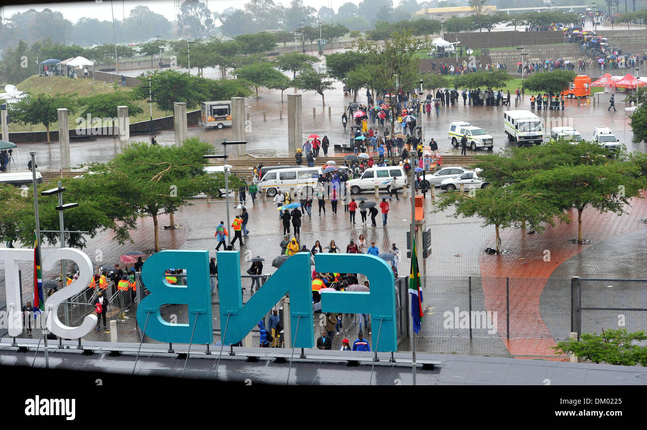 Soweto, Afrique du Sud. Dec 10, 2013. Stade FNB personnes pour le mémorial de l'ancien président Nelson Mandela le 10 décembre 2013 à Soweto, Afrique du Sud. Le père de la Nation, Tata Madiba, est décédé paisiblement le soir du 5 décembre 2013 à son domicile à Houghton en famille. Il sera déposé dans sa ville natale, Qunu, le 15 décembre 2013. Credit : Gallo images/Alamy Live News Banque D'Images