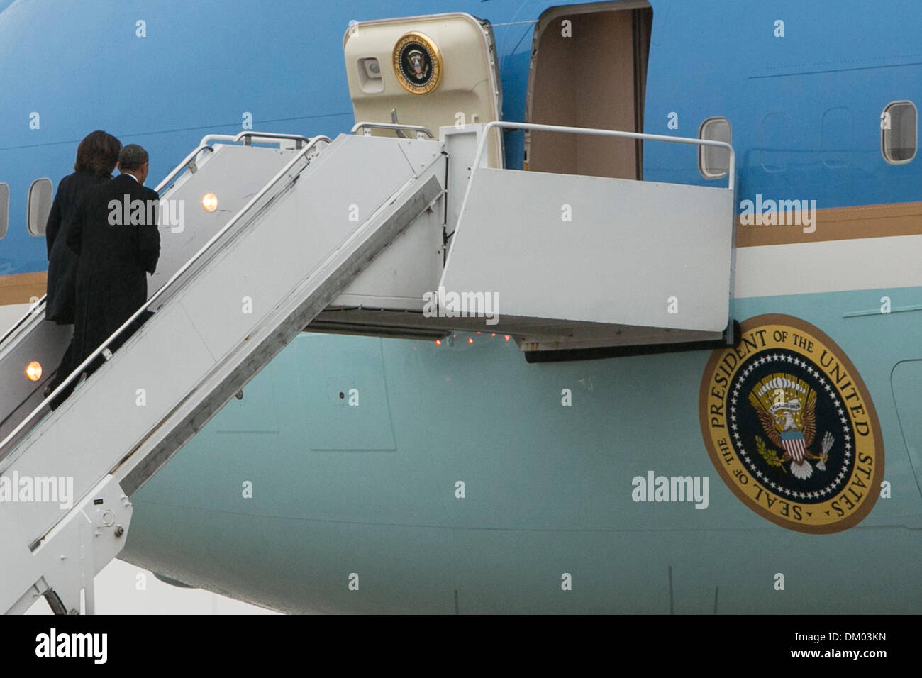 Au Maryland, aux États-Unis. 9Th Mar, 2013. Le président des États-Unis Barack Obama et la Première Dame Michelle Obama board Air Force One le Lundi, Décembre 9, 2013 at Joint Base Andrews, dans le Maryland, à partir pour les funérailles de l'ancien Président sud-africain Nelson Mandela. Credit : Kristoffer Tripplaar / Piscine via CNP/dpa/Alamy Live News Banque D'Images