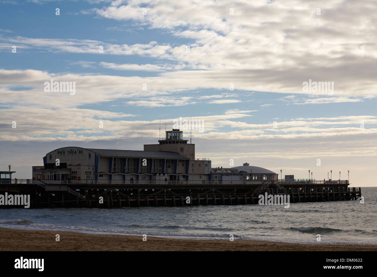 La plage de Bournemouth avec théâtre et pier en Décembre Banque D'Images