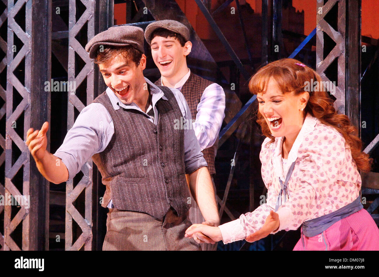 Corey Cott Ben Fankhauser Et Kara Lindsay Cast Changer Au Disney Musical De Broadway Newsies Au Theatre Nederlander Rideau Photo Stock Alamy