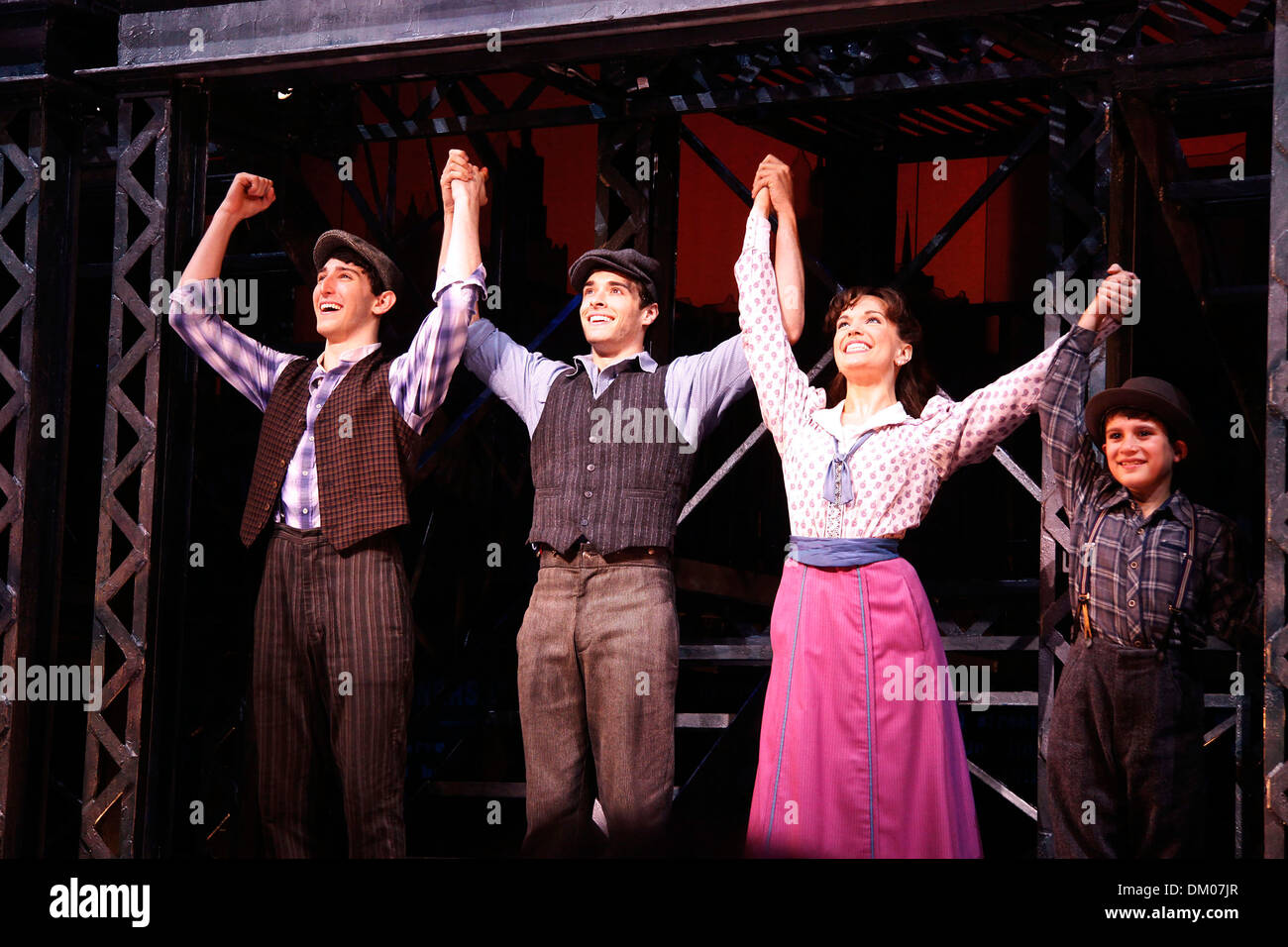 Corey Cott Cast Changer Au Disney Musical De Broadway Newsies Au Theatre Nederlander Curtain Call New York Usa 05 09 12 Photo Stock Alamy