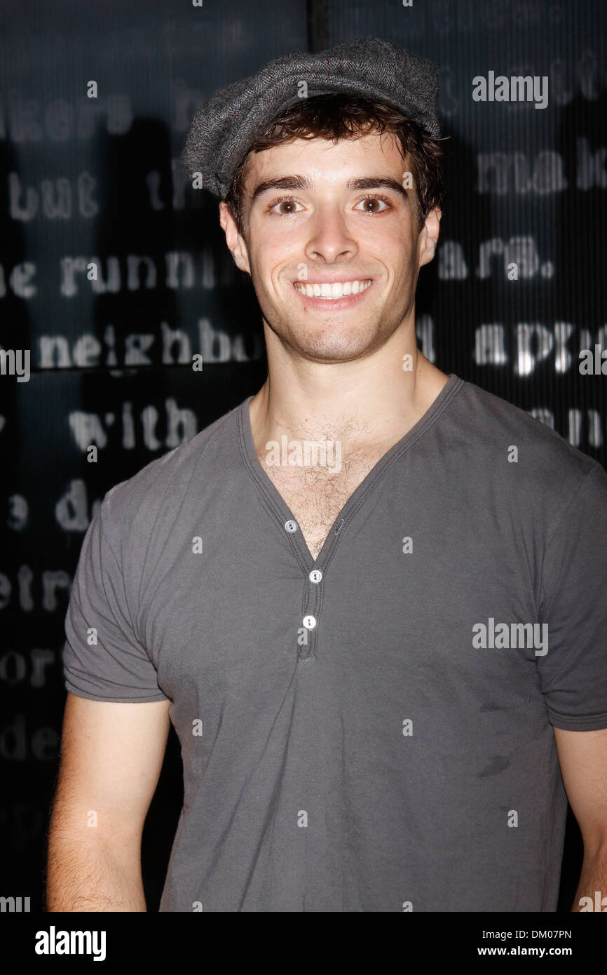 Corey Cott Cast Changer Au Disney Musical De Broadway Newsies Au Theatre Nederlander Curtain Call New York Usa 05 09 12 Photo Stock Alamy