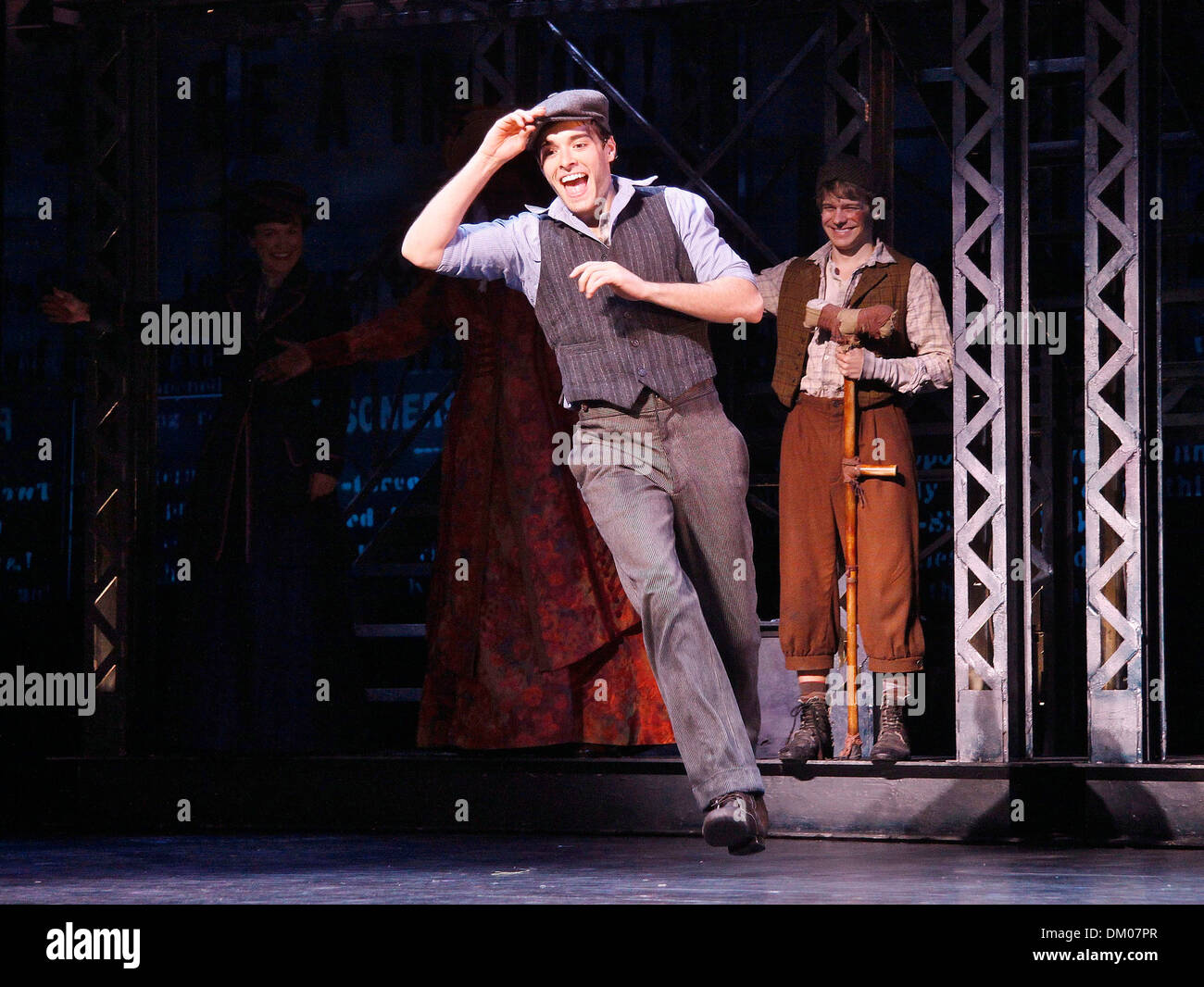 Newsies Cast Banque De Photographies Et D Images A Haute Resolution Alamy