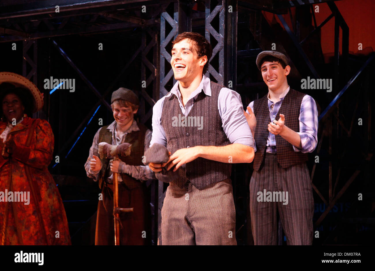 Andrew Keenan Bolger Corey Cott Et Ben Fankhauser Cast Changer Au Disney Musical De Broadway Newsies Au Theatre Nederlander Photo Stock Alamy
