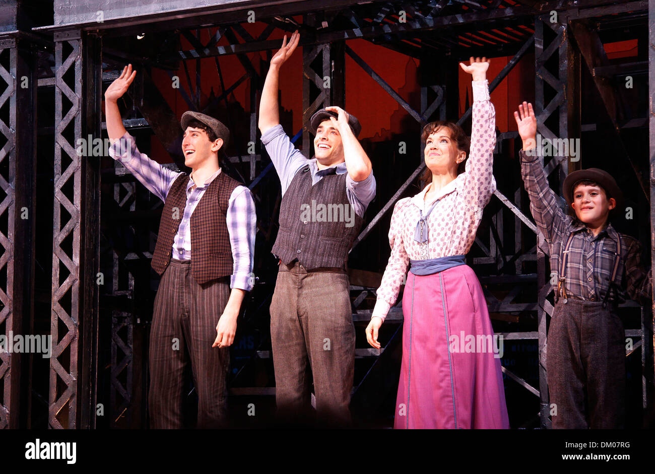 Corey Cott Cast Changer Au Disney Musical De Broadway Newsies Au Theatre Nederlander Curtain Call New York Usa 05 09 12 Photo Stock Alamy