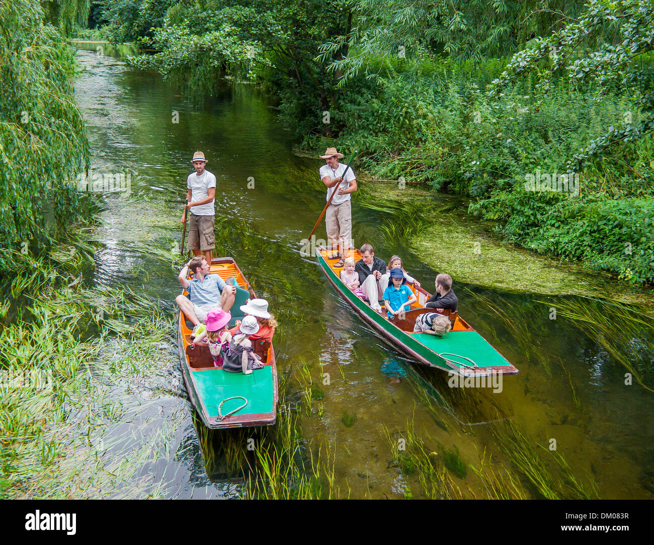 Famille Voyage en bateau en barque sur la rivière Stour Canterbury Banque D'Images
