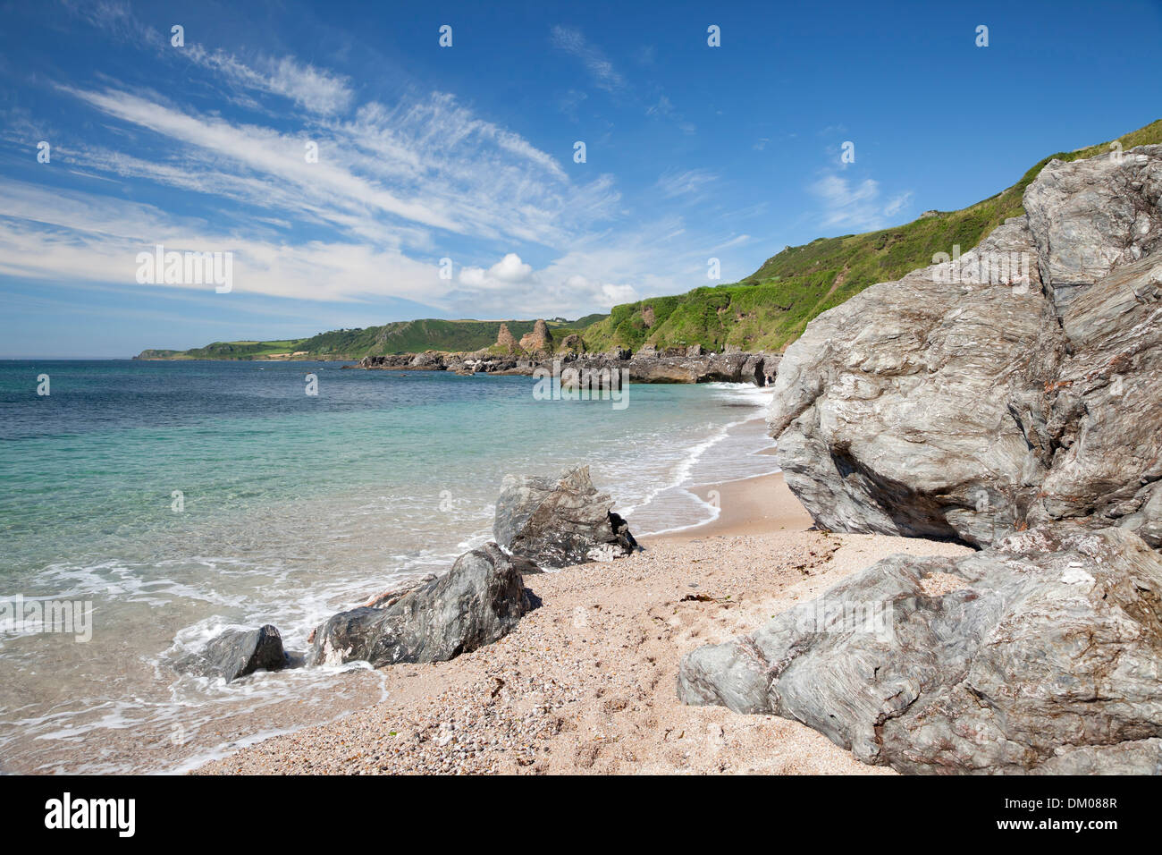 La belle plage de sable à grand sable Mattiscombe, Devon, Angleterre. Banque D'Images