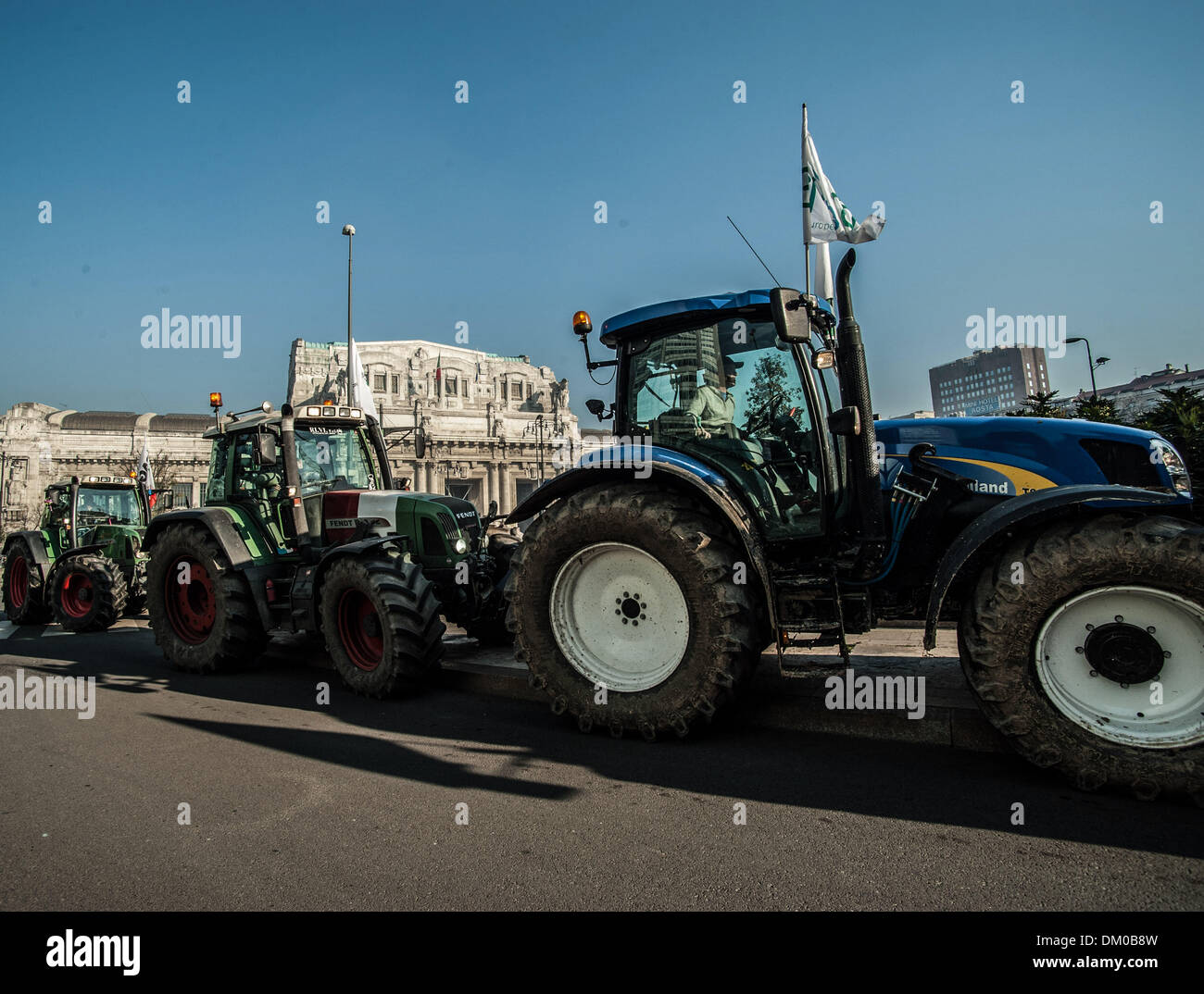 Milan, Italie. 10 décembre 2013. La protestation de la fourche vient dans le centre de Milan avec les agriculteurs et leurs tracteurs qui envahissent la Piazza Duca D'Aosta, siège de la Région Lombardie.Image Crédit : Crédit : Marco/ZUMAPRESS.com/Alamy NurPhoto Aprile/Live News Banque D'Images