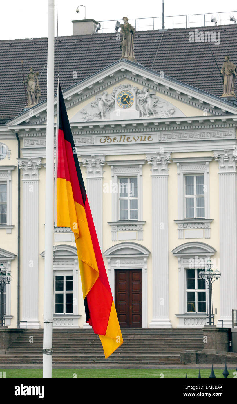 Berli, Allemagne. Dec 10, 2013. Le drapeau en face de Bellevue Palace vole à mi-mât dans Berli, Allemagne, 10 décembre 2013. Les drapeaux sont mis en berne à l'occasion de ses funérailles de Nelson Mandela, qui a eu lieu le même jour en Afrique du Sud. Photo : WOLFGANG KUMM/dpa/Alamy Live News Banque D'Images