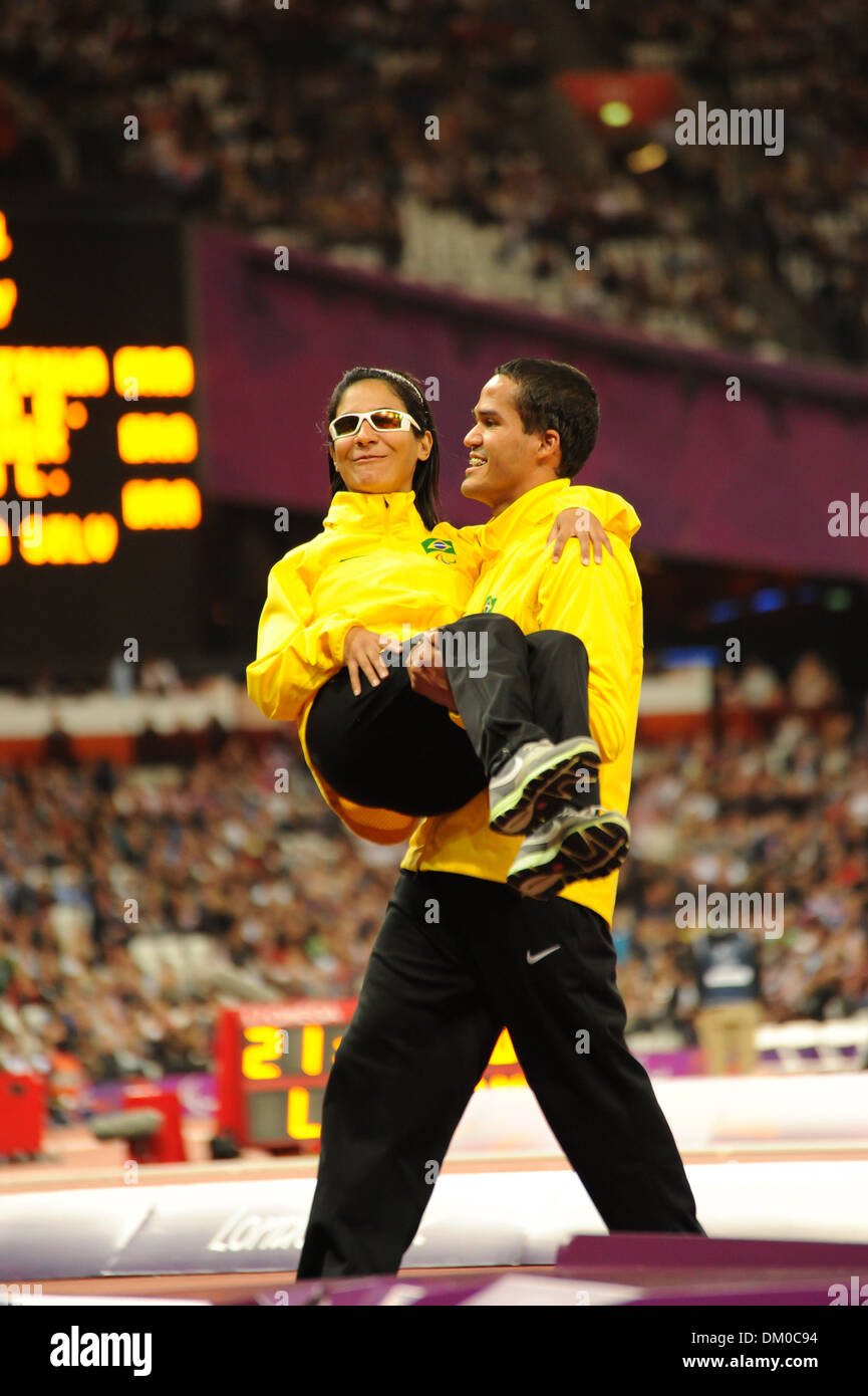 Du 100 m femmes T11 remise de médaille (argent ) Jésus Geber Santos (BRA) (Bronze) Jhulia Santos (BRA) Jeux Paralympiques de 2012 à Londres - Banque D'Images