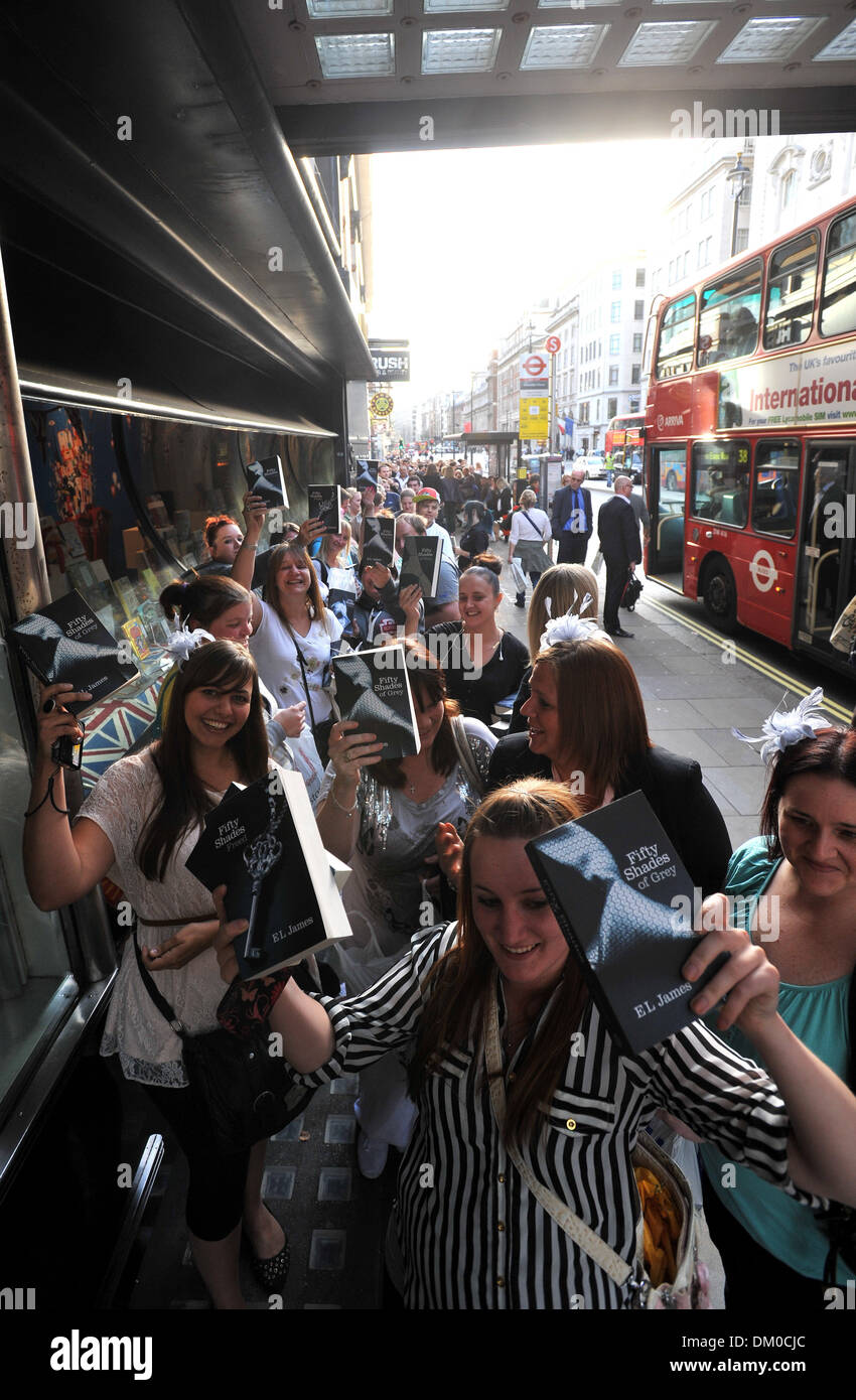 E L'atmosphère James - "Cinquante Nuances de gris' auteur signe des copies de ses livres à Waterstones Piccadilly Londres Angleterre - Banque D'Images